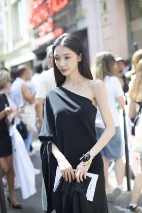 PARIS, FRANCE - JULY 07: Yi Mengling attends the Stephane Rolland show during Paris Haute Couture Fashion Week Fall Winter 2026 on July 7, 2026 in Paris, France.  Copyright: xVCGx 111652911334