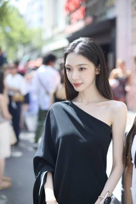 PARIS, FRANCE - JULY 07: Yi Mengling attends the Stephane Rolland show during Paris Haute Couture Fashion Week Fall Winter 2026 on July 7, 2026 in Paris, France.  Copyright: xVCGx 111652911145