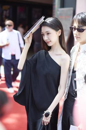 PARIS, FRANCE - JULY 07: Yi Mengling attends the Stephane Rolland show during Paris Haute Couture Week Fall Winter 2026 on July 7, 2026 in Paris, France.  Copyright: xVCGx 111652911121