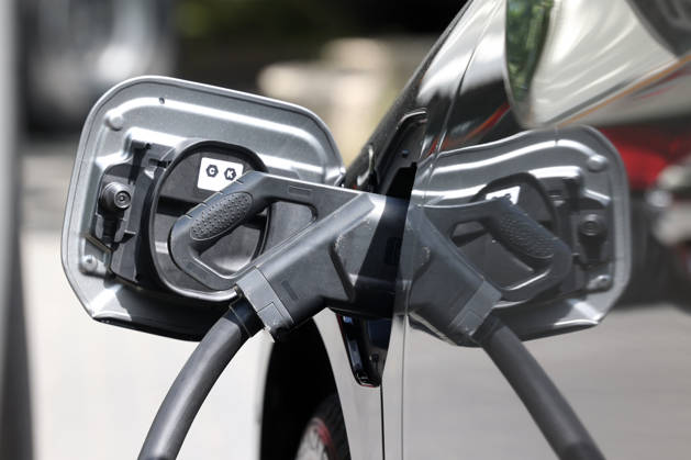 Ein Elektrofahrzeug wird geladen. Das Ladekabel steckt im Stecker am Auto. Elektromobilitaet (Elektromobilität) am 07.07.2026 in Siegen Deutschland.