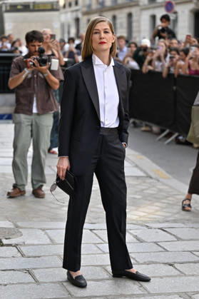 PFW Haute Couture Armani Prive Outside Arrivals JR Rosamund Pike arriving at the Armani Prive show during Haute Couture Fashion Week in Paris, France, on 7 July 2026. Photo by Julien Reynaud APS-Medias ABACAPRESS.COM Paris France  Copyright: xReynaudxJulien APS-Medias ABACAx