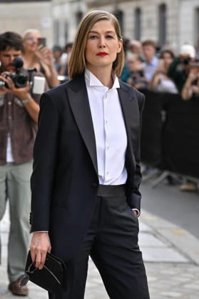 PFW Haute Couture Armani Prive Outside Arrivals JR Rosamund Pike arriving at the Armani Prive show during Haute Couture Fashion Week in Paris, France, on 7 July 2026. Photo by Julien Reynaud APS-Medias ABACAPRESS.COM Paris France  Copyright: xReynaudxJulien APS-Medias ABACAx