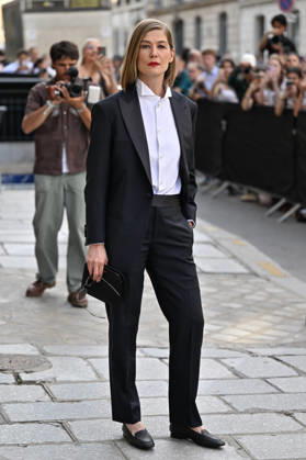 PFW Haute Couture Armani Prive Outside Arrivals JR Rosamund Pike arriving at the Armani Prive show during Haute Couture Fashion Week in Paris, France, on 7 July 2026. Photo by Julien Reynaud APS-Medias ABACAPRESS.COM Paris France  Copyright: xReynaudxJulien APS-Medias ABACAx