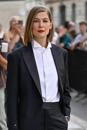 PFW Haute Couture Armani Prive Outside Arrivals JR Rosamund Pike arriving at the Armani Prive show during Haute Couture Fashion Week in Paris, France, on 7 July 2026. Photo by Julien Reynaud APS-Medias ABACAPRESS.COM Paris France  Copyright: xReynaudxJulien APS-Medias ABACAx