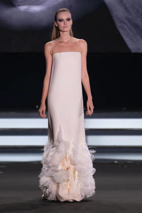 PFW - Stephane Rolland Runway A model walks the runway during the Stephane Rolland Haute Couture Fall Winter 2026 2027 show as part of Paris Fashion Week in Paris, France on July 07, 2026. Photo by Laurent Zabulon ABACAPRESS.COM  Copyright: xZabulonxLaurent ABACAx