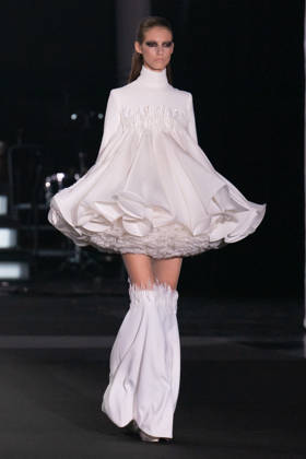 PFW - Stephane Rolland Runway A model walks the runway during the Stephane Rolland Haute Couture Fall Winter 2026 2027 show as part of Paris Fashion Week in Paris, France on July 07, 2026. Photo by Laurent Zabulon ABACAPRESS.COM  Copyright: xZabulonxLaurent ABACAx