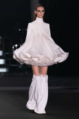 PFW - Stephane Rolland Runway A model walks the runway during the Stephane Rolland Haute Couture Fall Winter 2026 2027 show as part of Paris Fashion Week in Paris, France on July 07, 2026. Photo by Laurent Zabulon ABACAPRESS.COM  Copyright: xZabulonxLaurent ABACAx