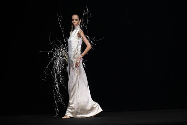 PFW - Stephane Rolland Runway A model walks the runway during the Stephane Rolland Haute Couture Fall Winter 2026 2027 show as part of Paris Fashion Week in Paris, France on July 07, 2026. Photo by Laurent Zabulon ABACAPRESS.COM  Copyright: xZabulonxLaurent ABACAx