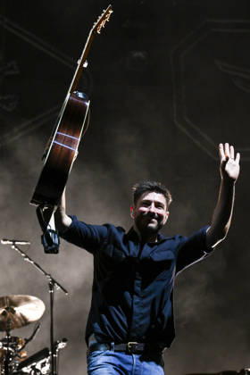 IPA86486355 - Marcus Mumford of Mumford &amp; Sons during the 2026 Tour, at Rock in Roma 2026, on July 27, 2026, in Rome, Italy.  Copyright: xDomenicoxCippitelli LiveMediax xx 86486355