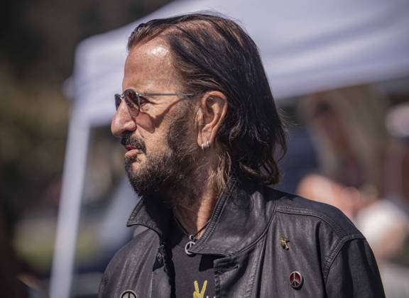 July 07, 2026 - Beverly Hills, California, USA - RINGO STARR, who turns 86 today, walks the press line during his Annual Peace & Love Birthday Celebration at Beverly Hills Garden Park. Beverly Hills USA - ZUMAce6_ 20260707_zaf_ce6_015 Copyright: xBrianxCahnx