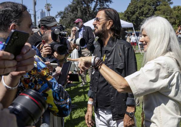 July 07, 2026 - Beverly Hills, California, USA - RINGO STARR, who turns 86 today, walks the press line during his Annual Peace & Love Birthday Celebration at Beverly Hills Garden Park. Beverly Hills USA - ZUMAce6_ 20260707_zaf_ce6_006 Copyright: xBrianxCahnx