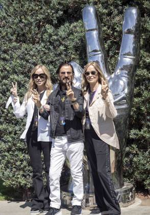 July 07, 2026 - Beverly Hills, California, USA - With MARJORIE WALSH, left, and wife BARBARA STARKEY, RINGO STARR, who turns 86 today, poses for photos during his Annual Peace & Love Birthday Celebration at Beverly Hills Garden Park. Beverly Hills USA - ZUMAce6_ 20260707_zaf_ce6_003 Copyright: xBrianxCahnx