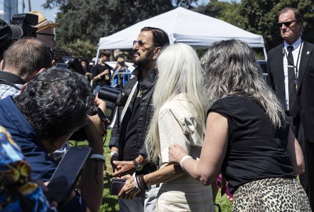 July 07, 2026 - Beverly Hills, California, USA - RINGO STARR, who turns 86 today, walks the press line during his Annual Peace & Love Birthday Celebration at Beverly Hills Garden Park. Beverly Hills USA - ZUMAce6_ 20260707_zaf_ce6_005 Copyright: xBrianxCahnx