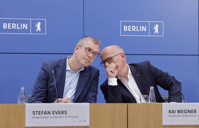 Stefan Evers, Bürgermeister von Berlin, Kai Wegner, Regierender Bürgermeister von Berlin, Deutschland, Berlin, Senatspressekonferenz gemeinsam mit der Bürgermeisterin und Senatorin für Wirtschaft, Energie und Betriebe, Franziska Giffey, sowie dem Bürgermeister und Senator für Finanzen sowie für Kultur und Gesellschaftlichen Zusammenhalt, Stefan Evers