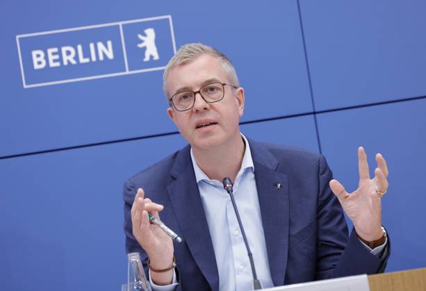 Stefan Evers, Bürgermeister von Berlin, Deutschland, Berlin, Senatspressekonferenz gemeinsam mit der Bürgermeisterin und Senatorin für Wirtschaft, Energie und Betriebe, Franziska Giffey, sowie dem Bürgermeister und Senator für Finanzen sowie für Kultur und Gesellschaftlichen Zusammenhalt, Stefan Evers