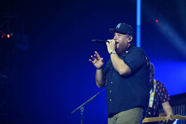 Luke Combs In Concert - Paris Luke Combs performs at the Accor Arena in Paris, France on July 7, 2026. Photo by Christophe Meng ABACAPRESS.COM Paris France  Copyright: xMengxChristophe ABACAx
