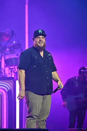 Luke Combs In Concert - Paris Luke Combs performs at the Accor Arena in Paris, France on July 7, 2026. Photo by Christophe Meng ABACAPRESS.COM Paris France  Copyright: xMengxChristophe ABACAx