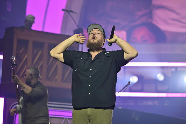 Luke Combs In Concert - Paris Luke Combs performs at the Accor Arena in Paris, France on July 7, 2026. Photo by Christophe Meng ABACAPRESS.COM Paris France  Copyright: xMengxChristophe ABACAx