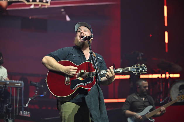 Luke Combs In Concert - Paris Luke Combs performs at the Accor Arena in Paris, France on July 7, 2026. Photo by Christophe Meng ABACAPRESS.COM Paris France  Copyright: xMengxChristophe ABACAx