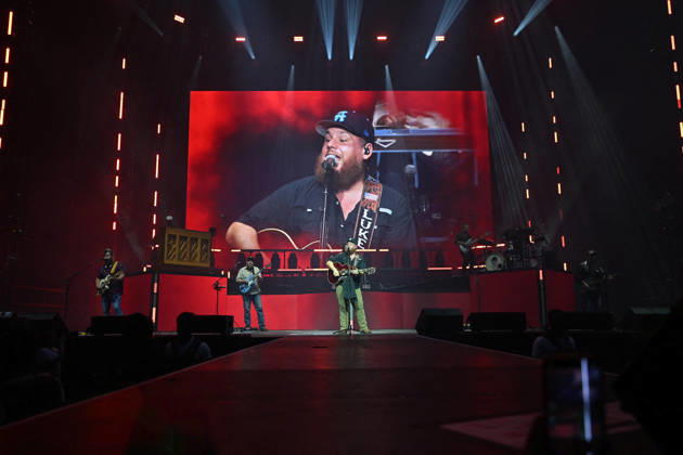 Luke Combs In Concert - Paris Luke Combs performs at the Accor Arena in Paris, France on July 7, 2026. Photo by Christophe Meng ABACAPRESS.COM Paris France  Copyright: xMengxChristophe ABACAx