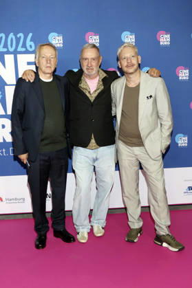 Thomas Wöbke, Roland Emmerich und Marco Kreuzpaintner bei der Verleihung der Gläsernen Leinwand an Roland Emmerich im Rahmen der CineHamburg 2026 im Cinemaxx Dammtor. Hamburg, 07.07.2026
