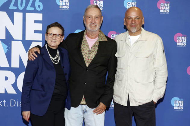Christine Berg, Roland Emmerich und Peter Schauerte bei der Verleihung der Gläsernen Leinwand an Roland Emmerich im Rahmen der CineHamburg 2026 im Cinemaxx Dammtor. Hamburg, 07.07.2026