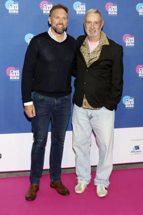 Steven Gätjen und Roland Emmerich bei der Verleihung der Gläsernen Leinwand an Roland Emmerich im Rahmen der CineHamburg 2026 im Cinemaxx Dammtor. Hamburg, 07.07.2026