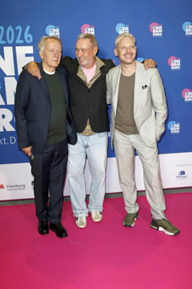 Thomas Wöbke, Roland Emmerich und Marco Kreuzpaintner bei der Verleihung der Gläsernen Leinwand an Roland Emmerich im Rahmen der CineHamburg 2026 im Cinemaxx Dammtor. Hamburg, 07.07.2026