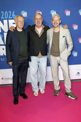 Thomas Wöbke, Roland Emmerich und Marco Kreuzpaintner bei der Verleihung der Gläsernen Leinwand an Roland Emmerich im Rahmen der CineHamburg 2026 im Cinemaxx Dammtor. Hamburg, 07.07.2026