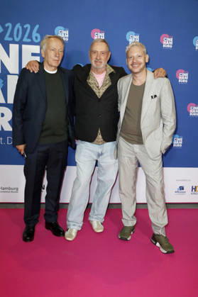 Thomas Wöbke, Roland Emmerich und Marco Kreuzpaintner bei der Verleihung der Gläsernen Leinwand an Roland Emmerich im Rahmen der CineHamburg 2026 im Cinemaxx Dammtor. Hamburg, 07.07.2026