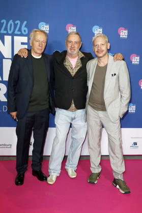 Thomas Wöbke, Roland Emmerich und Marco Kreuzpaintner bei der Verleihung der Gläsernen Leinwand an Roland Emmerich im Rahmen der CineHamburg 2026 im Cinemaxx Dammtor. Hamburg, 07.07.2026