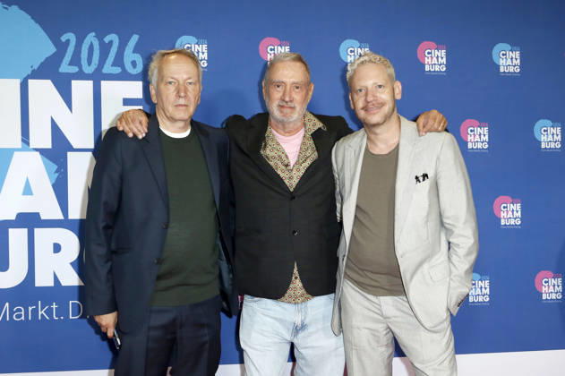 Thomas Wöbke, Roland Emmerich und Marco Kreuzpaintner bei der Verleihung der Gläsernen Leinwand an Roland Emmerich im Rahmen der CineHamburg 2026 im Cinemaxx Dammtor. Hamburg, 07.07.2026