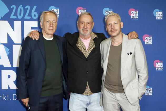 Thomas Wöbke, Roland Emmerich und Marco Kreuzpaintner bei der Verleihung der Gläsernen Leinwand an Roland Emmerich im Rahmen der CineHamburg 2026 im Cinemaxx Dammtor. Hamburg, 07.07.2026