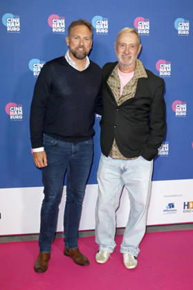 Steven Gätjen und Roland Emmerich bei der Verleihung der Gläsernen Leinwand an Roland Emmerich im Rahmen der CineHamburg 2026 im Cinemaxx Dammtor. Hamburg, 07.07.2026
