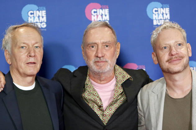 Thomas Wöbke, Roland Emmerich und Marco Kreuzpaintner bei der Verleihung der Gläsernen Leinwand an Roland Emmerich im Rahmen der CineHamburg 2026 im Cinemaxx Dammtor. Hamburg, 07.07.2026