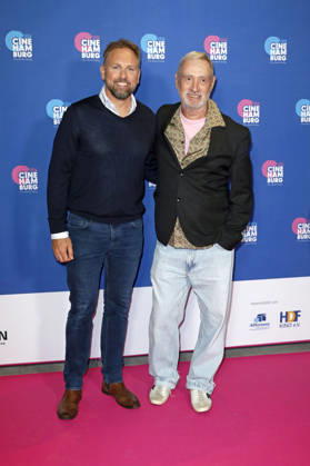 Steven Gätjen und Roland Emmerich bei der Verleihung der Gläsernen Leinwand an Roland Emmerich im Rahmen der CineHamburg 2026 im Cinemaxx Dammtor. Hamburg, 07.07.2026