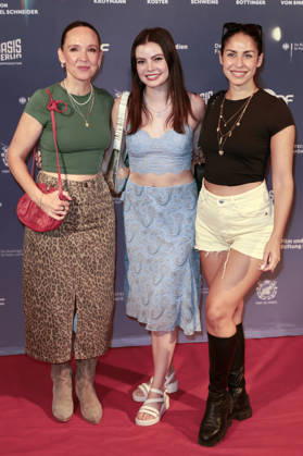 Carolin Kebekus, Maria Clara Groppler und Negah Amiri bei der Premiere des Dokumentarfilms Was haben wir gelacht im Filmpalast. Köln, 07.07.2026
