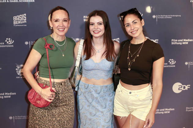 Carolin Kebekus, Maria Clara Groppler und Negah Amiri bei der Premiere des Dokumentarfilms Was haben wir gelacht im Filmpalast. Köln, 07.07.2026