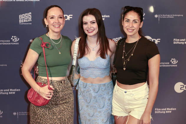 Carolin Kebekus, Maria Clara Groppler und Negah Amiri bei der Premiere des Dokumentarfilms Was haben wir gelacht im Filmpalast. Köln, 07.07.2026
