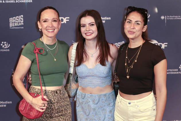Carolin Kebekus, Maria Clara Groppler und Negah Amiri bei der Premiere des Dokumentarfilms Was haben wir gelacht im Filmpalast. Köln, 07.07.2026