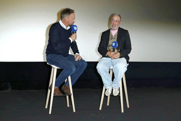 Steven Gätjen und Roland Emmerich bei der Verleihung der Gläsernen Leinwand an Roland Emmerich im Rahmen der CineHamburg 2026 im Cinemaxx Dammtor. Hamburg, 07.07.2026