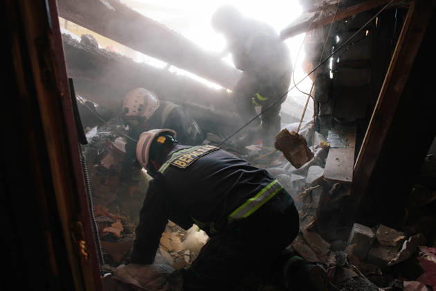 Consequences Of The Attack On Kharkiv Rescuers clear rubble on the fifth floor of a residential building in Kharkiv, Ukraine, on July 8, 2026. The building was hit by shelling, resulting in at least two fatalities. Clearing the rubble is ongoing. Kharkiv Ukraine Copyright: xPavloxPakhomenkox originalFilename: pakhomenko-notitle260708_npwav