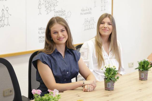 Infanta Sofia, accompanied by Princess Leonor, attends several sustainability workshops before presiding over the first edition of the Ibercaja Foundation s Leading Teachers grants in Zaragoza, Spain. July 8, 2026 La infanta Sofia, acompanada de la princesa Leonor, asiste a varios talleres sobre sostenibilidad antes de presidir la primera edición de las ayudas Docentes Referentes de la Fundación Ibercaja en Zaragoza, Espana. 08 de Julio de 2026 POOL Casa Real Cordon Press Cordon Press