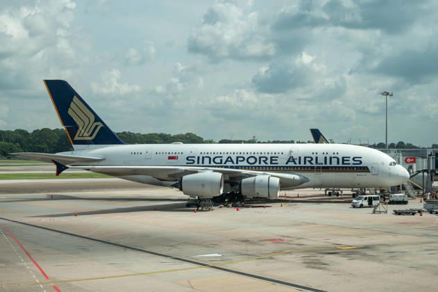 29.06.2026, Singapur, Republik Singapur, Asien - Ein Airbus A380-800 Passagierflugzeug der Fluggesellschaft Singapore Airlines mit der Registrierung 9V-SKU parkt an einem Gate des Terminal 3 auf dem internationalen Flughafen Singapur Changi (SIN). Singapore Airlines ist Mitglied der Star Alliance Luftfahrtallianz, einem internationalen Netzwerk von Fluggesellschaften.