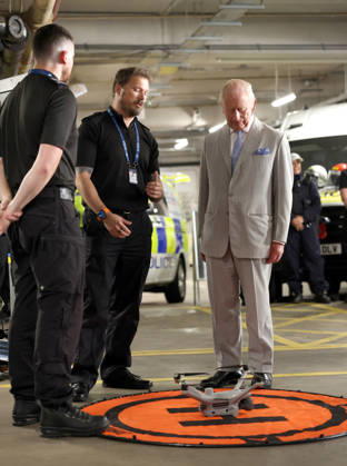King Charles III Opens Headquarters Of The British Transport Police LONDON, ENGLAND - JULY 08: King Charles III speaks with specialist officers from the drone team for a demonstration of their capabilities during the official opening of the British Transport Police Headquarters on July 08, 2026 in London, England. During the engagement, His Majesty met British Transport Police (BTP) officers and first responders who attended the scene after the Bedford train crash on June 19., Credit:Shane Anthony Sinclair PA ROTA - B68 Avalon United Kingdom, England, London Copyright: xShanexAnthonyxSinclairx xPAxROTAx-xB68x xAvalonx 1115254750