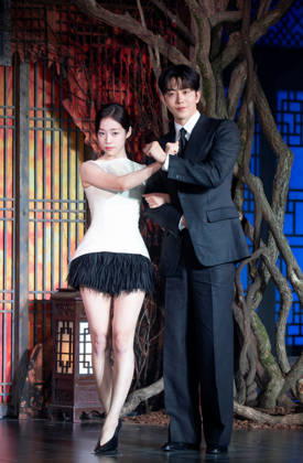 Roh Yoon-Seo and Nam Joo-Hyuk, July 8, 2026 : Cast members Roh Yoon-Seo and Nam Joo-Hyuk (R) at a press conference for the upcoming Netflix original series The East Palace in Seoul, South Korea. The action-packed eight-episode period drama follows a man with the unique ability to cross over into the spirit realm and a court lady harboring a mysterious past. Summoned by the king, the duo is tasked with untangling dangerous histories to uncover a secret buried in the very heart of the palace. The series will be released on July 17. aflo_337318566