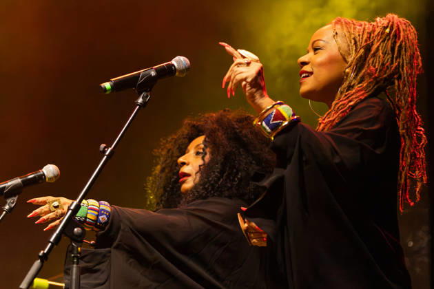 08.07.2026, Bellinzona, Parco Urbano, Nevermind Music Fest 2026: Alpha Blondy & The Solar System. The Queens, ValÃ rie et Marie-Paule Tribord (backup singers) Bellinzona Parco Urbano Ticino Switzerland Copyright: xJustPictures.ch FrancescoxMinghettix jp-en-FrMi-_NG_0179