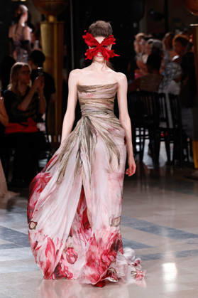 (260708) -- PARIS, July 8, 2026 -- A model presents a creation by Elie Saab during the Haute Couture Week Fall Winter 2026-2027 in Paris, France, July 8, 2026. (MeetEurope Handout via Xinhua) FRANCE-PARIS-HAUTE COUTURE WEEK-ELIE SAAB XinxHuashefa 