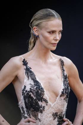 July 8, 2026, Paris, Fra, France: Charlize Theron arrive at the Odyssey premiere in Paris Paris France - ZUMAv140 20260708_zip_v140_008 Copyright: xReginaxVoroninax