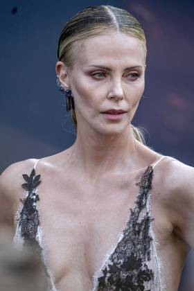 July 8, 2026, Paris, Fra, France: Charlize Theron arrive at the Odyssey premiere in Paris Paris France - ZUMAv140 20260708_zip_v140_011 Copyright: xReginaxVoroninax